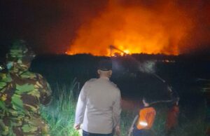 Mitigasi Karhutla, Kapolres Ogan Ilir Terjun Lapangan, Pimpin Padamkan Api Karhutla.