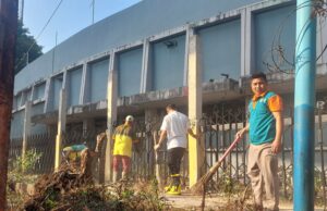 Respon Keluhan Masyarakat, Ratu Dewa Turun Langsung Bersihkan Rumput Tinggi di Jalan Angkatan 45