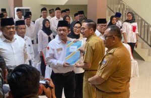 Sekda Lantik 87 Ketua RT Dan RW Di 15 Ulu