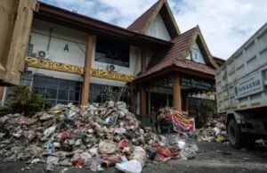 Ada Gunung sampah didepan Kantor Bupati dan DPRD Sintang