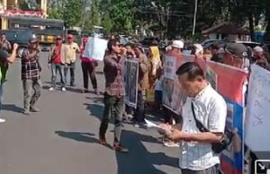 Desak Pj Bupati Non-Aktifkan Chandra dari Sekda Lahat, Massa Lapsi Gelar Demo di Depan Kantor