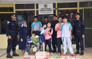 Jum’at Berkah Satbrimob Polda Kalbar Hadirkan Kebahagiaan Kepada Mereka Yang Membutuhkan