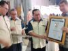 Prabowo Subianto Terima Pin Emas dari SMSI atas Dedikasinya Jaga Demokrasi