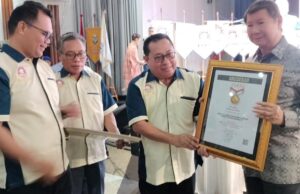 Prabowo Subianto Terima Pin Emas dari SMSI atas Dedikasinya Jaga Demokrasi