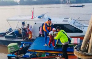 Jembatan Runtuh, Kapal Satpolairud Polres Muba Sigap Membantu Seberangkan Warga dan Anak Sekolah