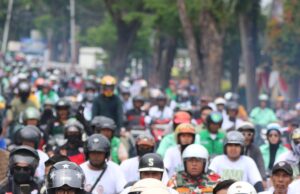 Berboncengan naik Vespa Jadul, Ratu Dewa dan Prima Salam daftar ke KPU