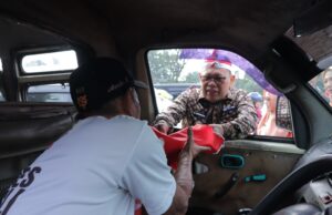 Bagikan Ribuan Bendera, Pj Walikota Ajak Masyarakat Nyalakan Semangat Kemerdekaan