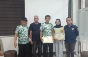 Ketua Pasi Kota Pontianak Serahkan Dana Pembinaan Kepada Atlet dan Pelatih