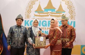 Damenta Serahkan Miniatur Ampera, Ibnu Sina Beri Parang Lais