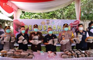 Bupati OKUT dan Kapolres, Musnahkan 35,7 Kg Ganja kering