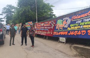 Menang Quick Count, Rumah Ratu Dewa Dibanjiri Papan Bunga Ucapan Selamat