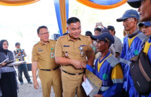 Sampaikan Apresiasinya, Sekda Palembang Serahkan Hadiah Pemenang Lomba ke Petugas PUPR dan Komunitas