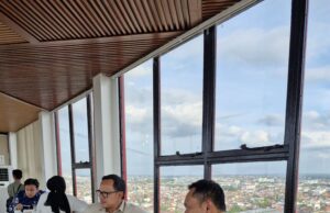 Ngopi diatas Tower Ampera, Wamendagri merasakan suasana romantis