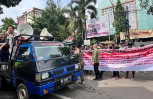 Kepala Sekolah SMKN 3 OKU Jadi Sasaran Fitnah dan Intimidasi, Koalisi Rakyat Bawah Gelar Aksi Damai di Kantor Gubernur Sumsel