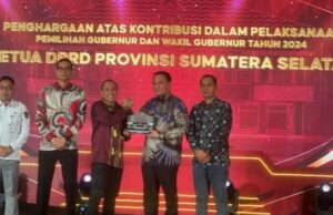 Ketua DPRD Sumsel Terima Anugerah Penghargaan Dari KPU Sumsel