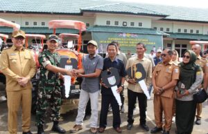 Dandim 0430/BA bersama Pj Bupati Banyuasin Serahkan 42 Unit TR4 Dari Kementan ke Poktan