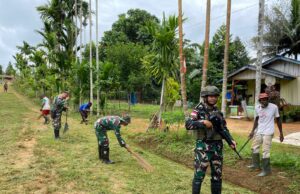 Satgas Pamtas Yonif 144/JY sebagai Pelopor Karya Bhakti Bersihkan jalan perlintasan kampung Assikie