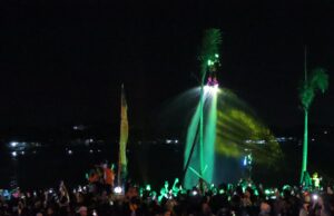 Ribuan warga Palembang padati BKB saksikan pertunjukan Flyboard with Bodylighting