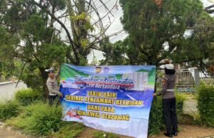 Satlantas Polres Bengkulu Utara Menunjukkan Komitmen Demi Tingkatkan Kesadaran Keselamatan Berkendara Melalui Pemasangan Spanduk dan Pembagian Stiker