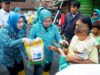 Ketua TP PKK Bagikan Sembako ke Warga TPA Sukawinatan