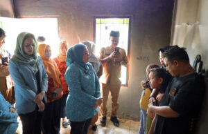 Ketua TP PKK Palembang dan Wakilnya tinjau Lokasi kebakaran, ingatkan warga cek kondisi Listrik sebelum tinggalkan rumah