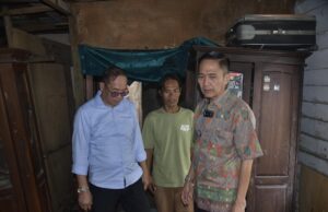 Tunaikan Janji Politik, Walikota Palembang Ratu Dewa Perbaiki Rumah Tidak Layak Huni Dengan Kocek Pribadi
