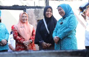 Ketua TP PKK Bersama Dharmawanita Santuni Korban Kebakaran