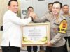 Ketua DPRD Provinsi Sumsel Andhie Dinialdie SE.MM Serahkan Piagam Penghargaan kepada Kapolrestabes dan Kasat Narkoba Polrestabes Palembang