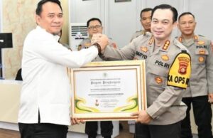 Ketua DPRD Provinsi Sumsel Andhie Dinialdie SE.MM Serahkan Piagam Penghargaan kepada Kapolrestabes dan Kasat Narkoba Polrestabes Palembang