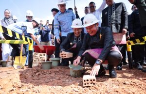 Gubernur Herman Deru Letakan Batu Pertama Pembangunan Jembatan Crossing Pipa Pertamina di Desa Benuang Talang Ubi Kabupaten Pali