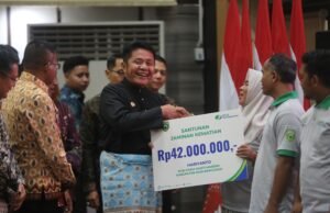 Gubernur Herman Deru Serahkan Santunan Jaminan Kematian BPJS Ketenagakerjaan kepada Petani Sawit di Sumsel