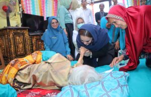 Staf Ahli TP PKK Palembang Jenguk Warga Sakit, Aksi Nyata Peduli Warga