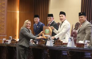 DPRD Sumsel Bahas Tiga Raperda Strategis, Sekda Edward Candra Dengarkan Pandangan Fraksi