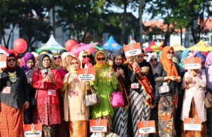 Rayakan Hari Kebaya Nasional, Ratusan Ibu-ibu Ikut Parade Pakai Baju Kebaya