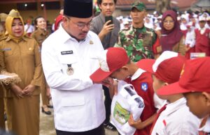 Senyum sumringah, hari pertama masuk sekolah Siswa SMP N 47 Palembang dapat seragam sekolah gratis