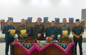 Ketua DPRD Kabupaten Kepahiang, Gregory Dayefiandro, S.E., M.Sc., Serahkan Raperda RPJMD 2025-2030 Ke Komisi-Komisi DPRD