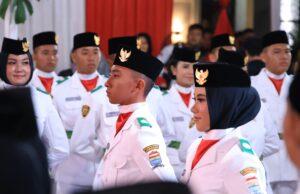 Di Bawah Naungan Merah Putih, Wali Kota Palembang Kukuhkan Pasukan Pengibar Duplikat Bendera Merah Putih