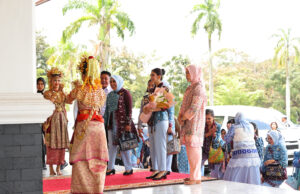 Selvi Gibran Terkesima Songket dan Lezatnya Pindang di Griya Agung