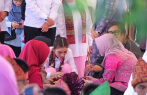 Dewi Sastrani Dampingi Ibu Wapres Kunjungi Sentra Kain Tuan Kentang: UMKM Harus Terus Berinovasi