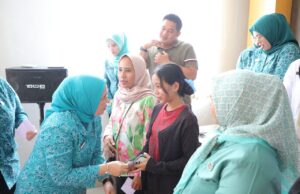 Terus Tekan Angka Stunting, Ketua TP PKK Kota Palembang Bagikan PMT untuk Warga IB I