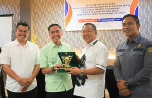 Pendampingan Pengamanan Tuntas, Kajari Resmi Serahkan Dokumen Proyek Strategis ke Walikota Palembang