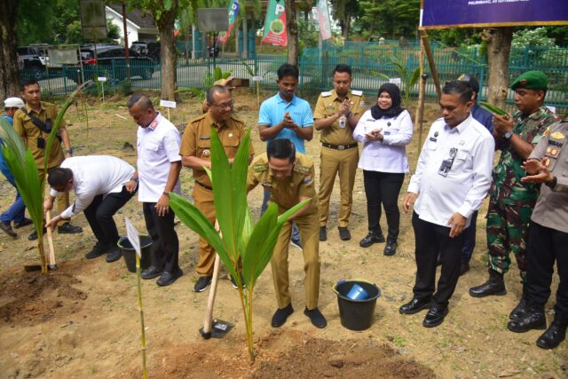 Tanam Bibit Pohon Kelapa Serentak, Wali Kota Ratu Dewa Sukseskan Program Nasional