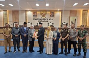 Wali Kota Pagar Alam Ludi Oliansyah dan Wakil Wali Kota Pagar Alam Hj Bertha hadiri Paripurna XV Laporan Banggar