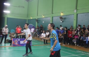Kepala BKN Prof Zudan Puji Permainan Walikota Palembang di Lapangan Bulu Tangkis
