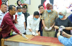 Kain Songket Kuno Kembali ke Tanah Asalnya: Warisan Budaya Palembang Dihibahkan oleh Warga Australia