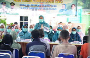 Bantu Tingkatkan Gizi Pasien TB, TP PKK Palembang Lakukan Pembagian PMT di Puskesmas Sematang Borang