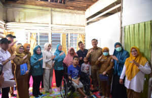 Ketua TP PKK Palembang Serahkan Kursi Roda dan Bantuan Kepada Ulil, Remaja Disabilitas di 9/10 Ulu