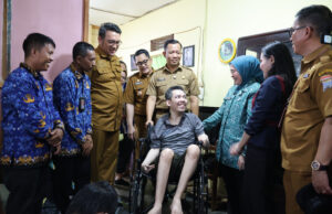 Sentuhan Kepedulian, Ketua TP PKK Palembang Serahkan Kursi Roda untuk Warga yang Membutuhkan di Gang Gabai