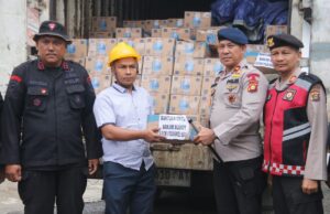 Polda Sumsel kirim dan serahkan bantuan logistik kepada korban bencana banjir Sumut lewat jalur darat