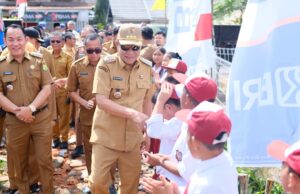Bupati Muba HM Toha Luncurkan Galak Ngerjut dan Bagikan Seragam Gratis di Teluk